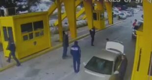 VIDEO/ Shefi i kufirit në Kapshticë bën me shenjë “Passatit” me drogë të kalojë pa u kontrolluar, dalin pamjet