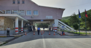 Sherr me thika mes shoferëve për radhën e skanerit në Kapshticë, një i plagosur