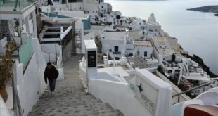 “Më mirë të bjerë një tërmet i fortë”/ Lodhje dhe pasiguri, si po i përjetojnë goditjet sizmike ata që kanë mbetur në Santorini