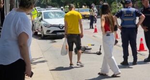 Tre të miturit me skuter u përplasën nga taksia, njëri në gjendje kritike